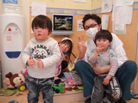 歯科医と子どもたち